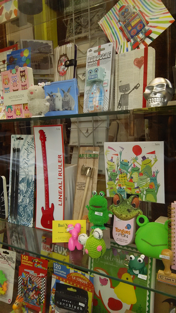 文房具と雑貨のお店の棚