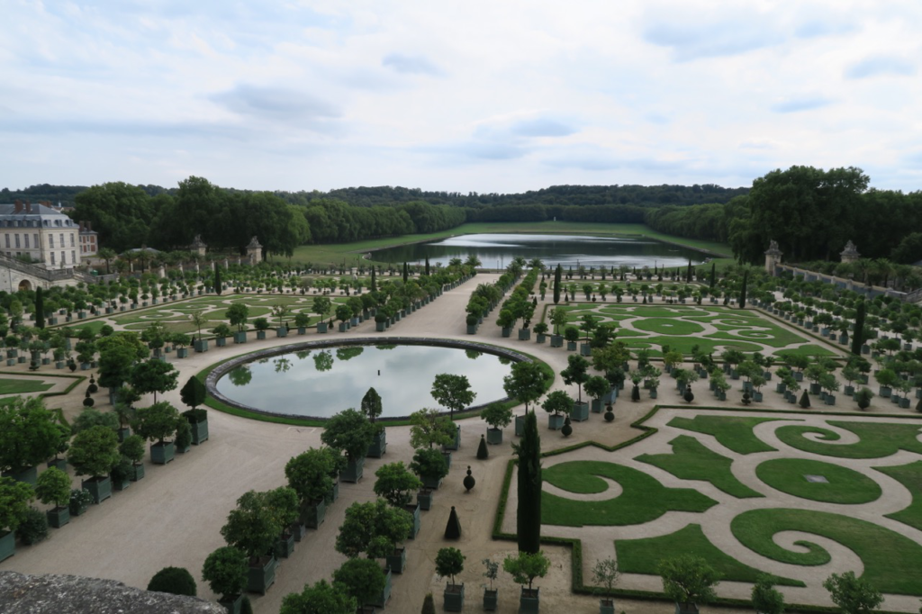 広大なベルサイユ宮殿の庭園