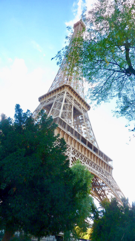 パリのエッフェル塔をすぐ下から見た写真
