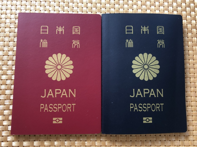 赤色のパスポートと青色のパスポートを並べた画像