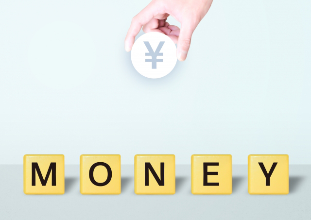 お金を持った人の手