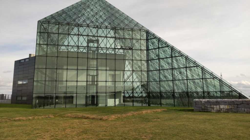 モエレ沼公園の「ガラスのピラミッド」