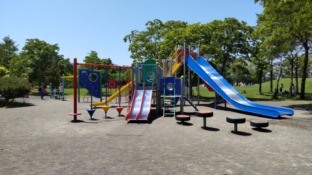 手稲稲積公園の滑り台等の複合遊具