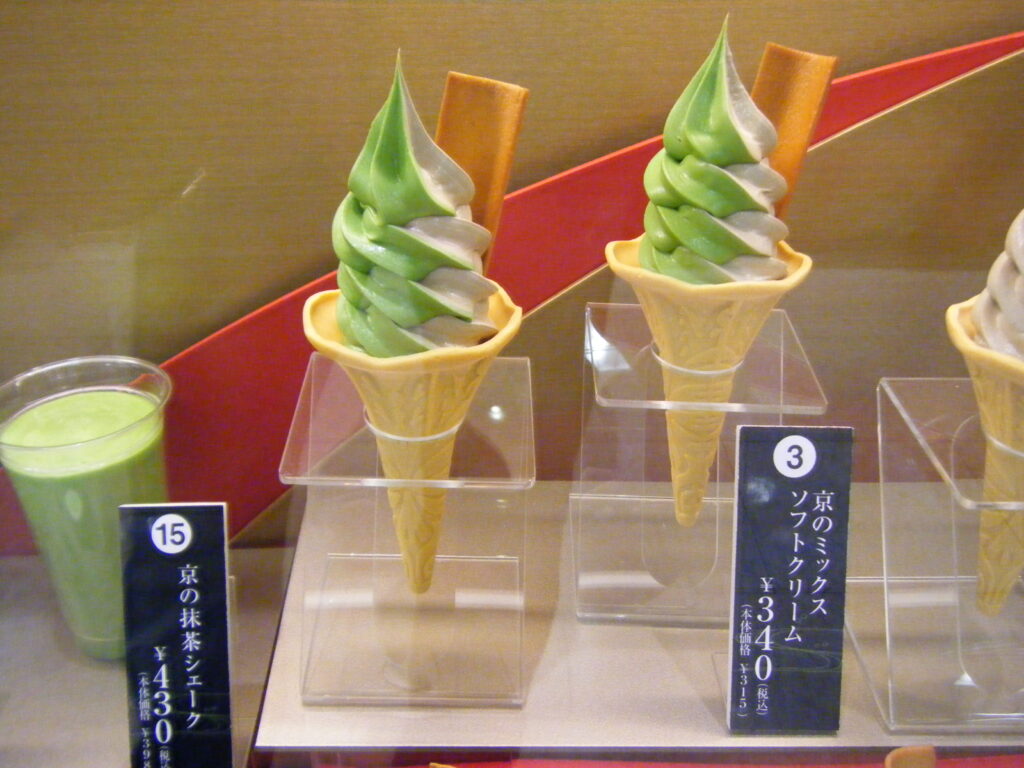 一○八抹茶茶廊の「京のミックスソフトクリーム」