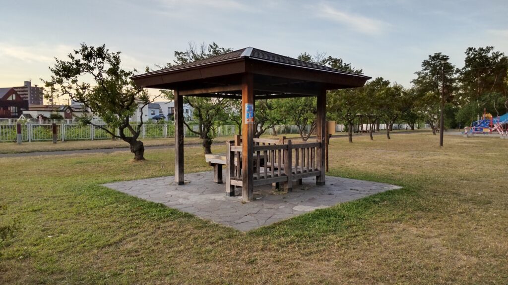 発寒河畔公園のベンチ