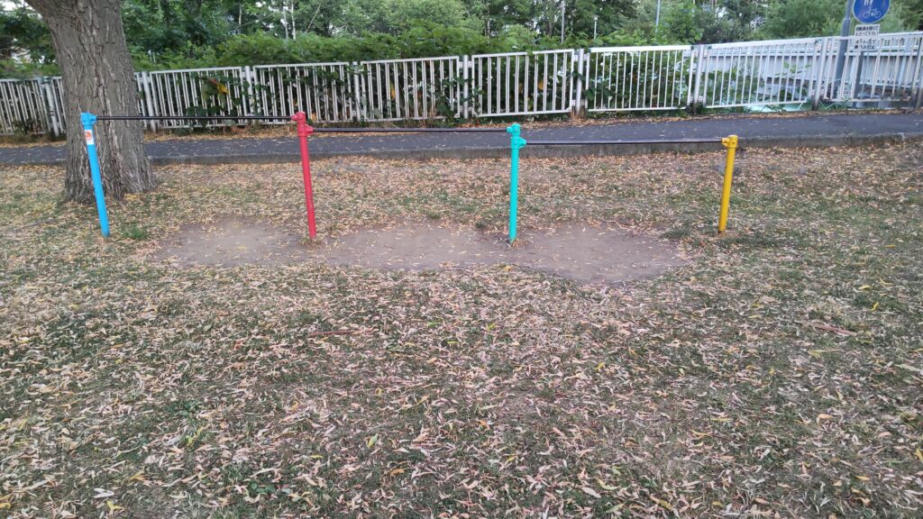 発寒河畔公園の鉄棒