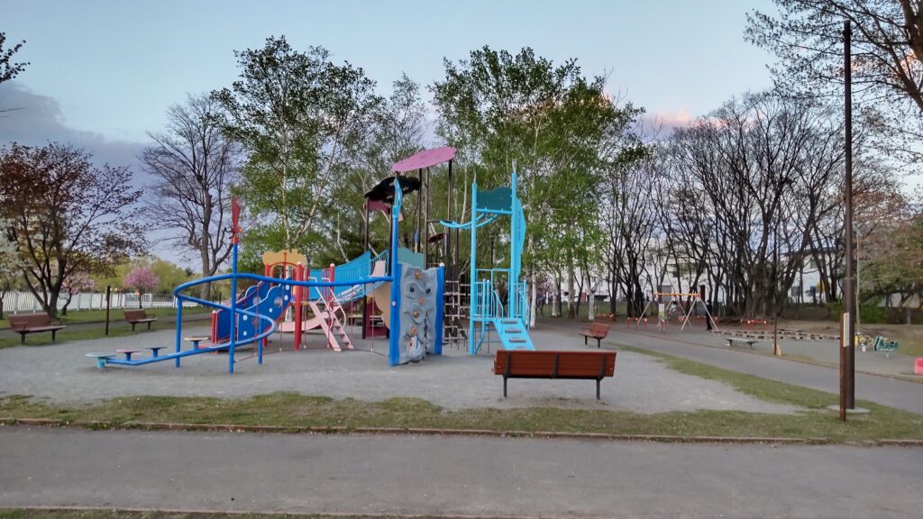 発寒河畔公園の遊具