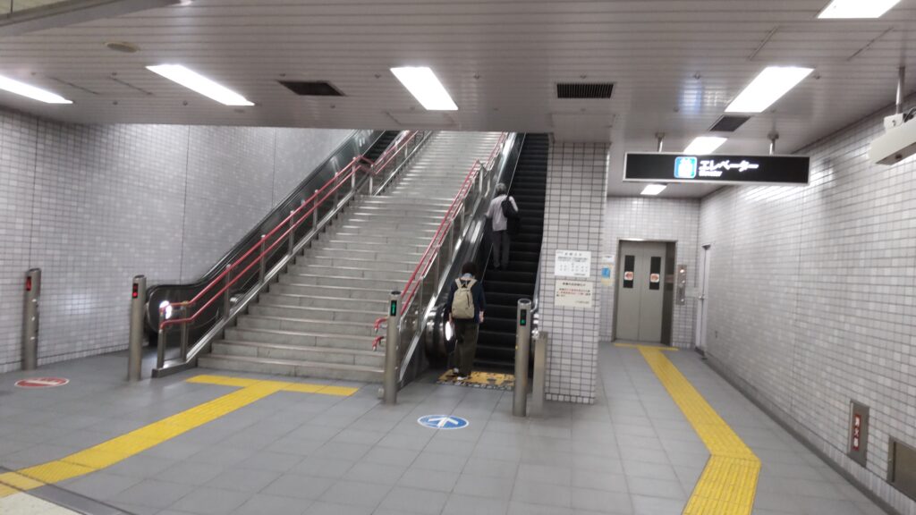 札幌市営地下鉄東西線「宮の沢駅」の4番出口、5番出口へ向かうエスカレーター
