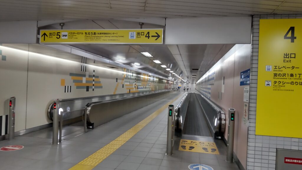 札幌市営地下鉄東西線「宮の沢駅」の5番出口に向かう通路