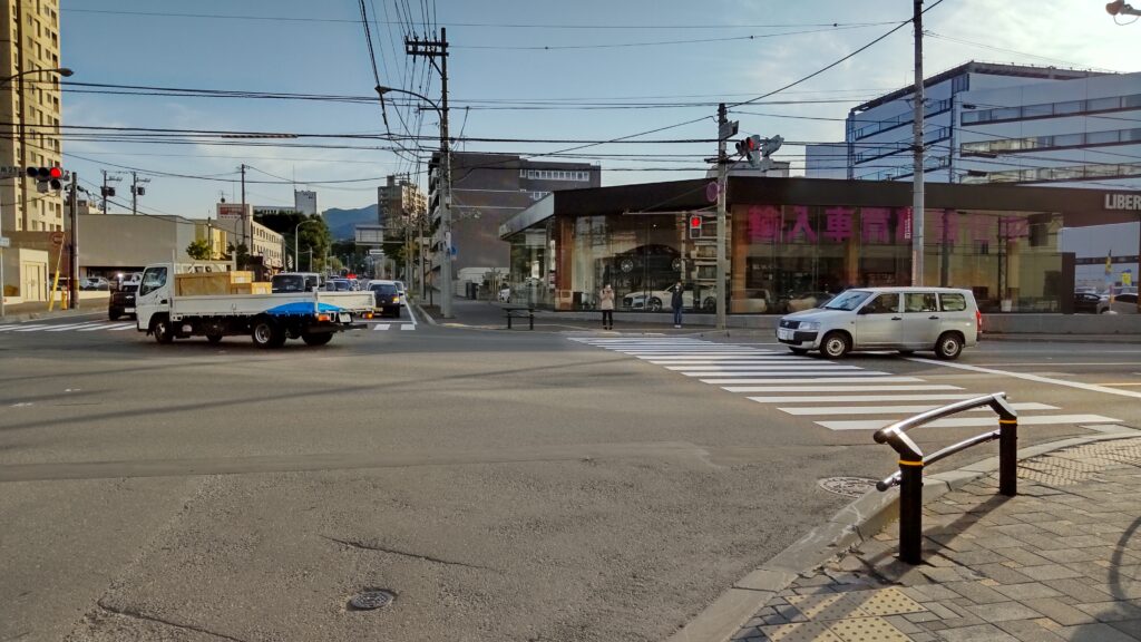 地下鉄宮の沢駅前の「西野・屯田通」と「北5条・手稲通(国道124号線)」の交差点