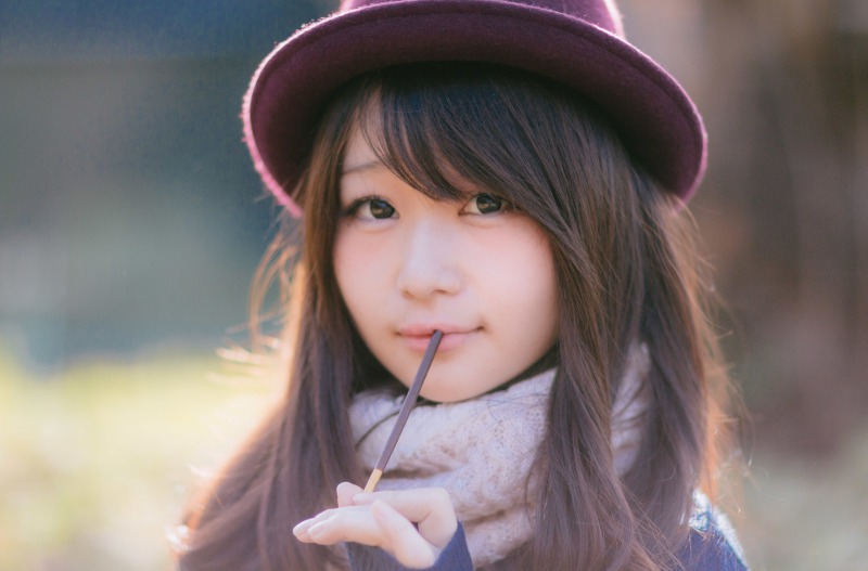ポッキーを食べる女性