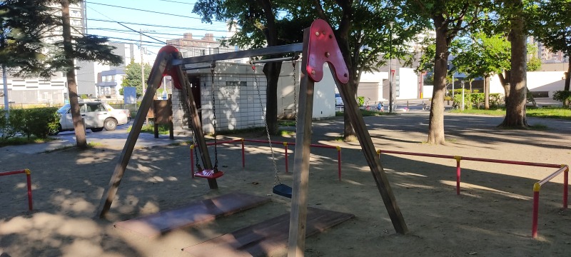 山鼻公園の小さなブランコ