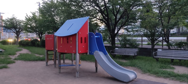 日新公園の滑り台