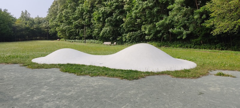 上野幌西公園の2つのコブの白いオブジェ
