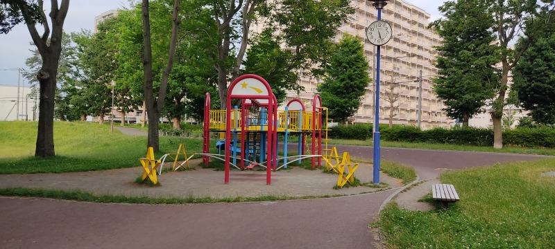 東札幌公園の複合遊具