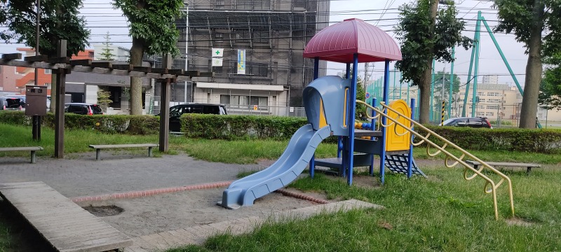若葉公園の幼児用滑り台と砂場
