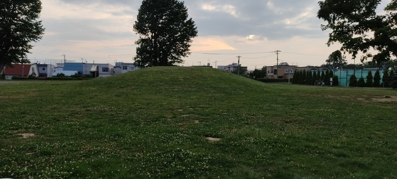 北郷公園の芝生広場と築山
