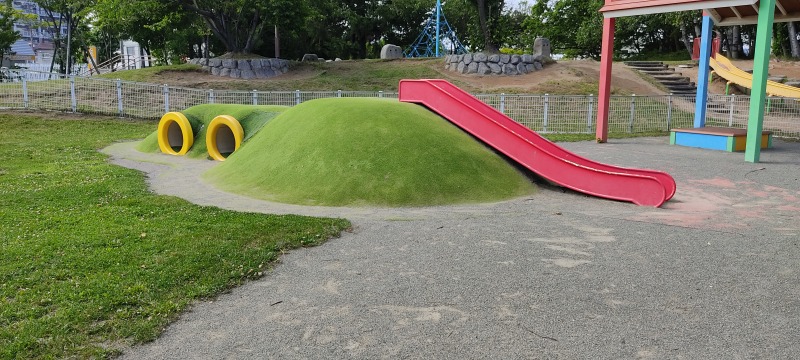 小野幌くりの木公園の幼児用滑り台