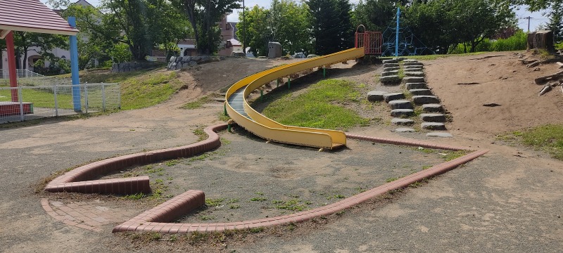小野幌くりの木公園の滑り台